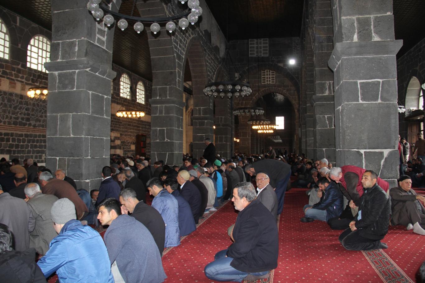 Diyarbakır'da "Çanakkale Şehitleri" için mevlit verildi Diyarbakır'da "Çanakkale Şehitleri" için mevlit verildi